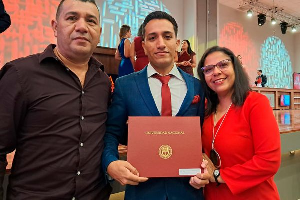 I Acto de Graduación de la Facultad de Ciencias de la Salud 2024, llevada a cabo el 17 de mayo de 2024. Un alumno con sus padres posando para fotografía con su titulo.