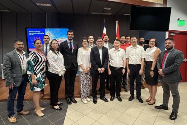 Visita de personeros chinos a la Escuela de Ciencias del Movimiento Humano y Calidad de Vida (CIEMHCAVI), organizada en conjunto con la AICE. Fecha: 23 de mayo de 2024.