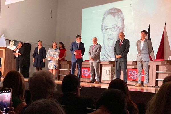La foto corresponde al momento en el cual se hace reconocimiento a la Licda. Clemencia Conejo quien fue designada por parte de la Facultad de Ciencias de la Salud, por ser una persona clave en la creación y consolidación de la Facultad de Ciencias de la Salud.