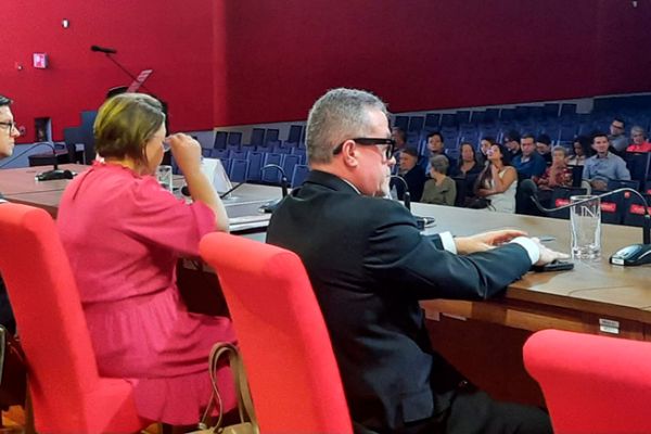 I Acto de Graduación de la Facultad de Ciencias de la Salud 2024, llevada a cabo el 17 de mayo de 2024. Dos personas en un mesa principal.