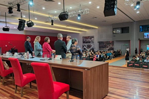 I Acto de Graduación de la Facultad de Ciencias de la Salud 2024, llevada a cabo el 17 de mayo de 2024. Grupo de personas otorgando un certificado a un alumno.