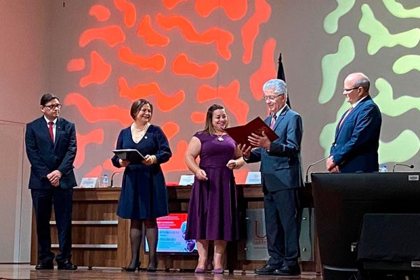 Entrega de la Distinción Académica Doctor Honoris Causa conferida a Alfio Piva Mesén por su destacada labor en la gobernanza universitaria, su liderazgo como propulsor de la primera Escuela de Medicina Veterinaria de Costa Rica y su compromiso con la investigación y excelencia académica.