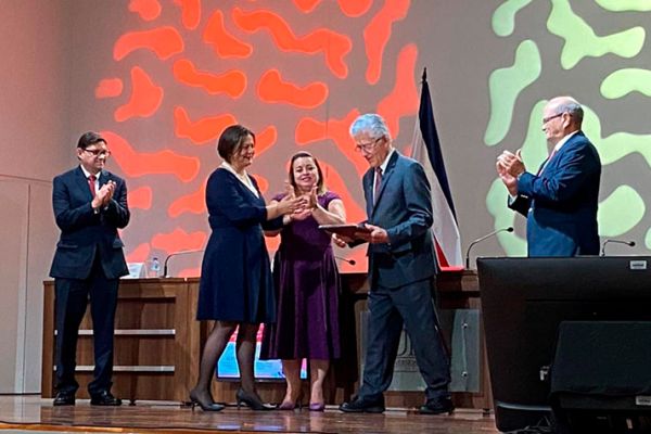 Entrega de la Distinción Académica Doctor Honoris Causa conferida a Alfio Piva Mesén por su destacada labor en la gobernanza universitaria, su liderazgo como propulsor de la primera Escuela de Medicina Veterinaria de Costa Rica y su compromiso con la investigación y excelencia académica.