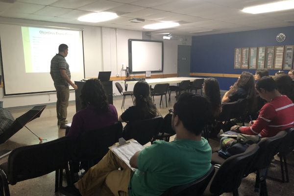 Grupo de estudiantes recibiendo clases en un aula