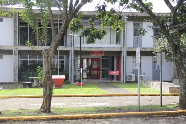 Entrada principal de la Escuela de Medicina Veterinaria