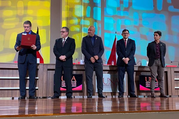 Se muestra a varias autoridades universitarias, entregando los diplomas de CIEMHCAVI.