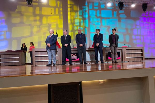 Se muestra a varias autoridades universitarias en la entrega de diplomas de la Escuela de Medicina Veterinaria.