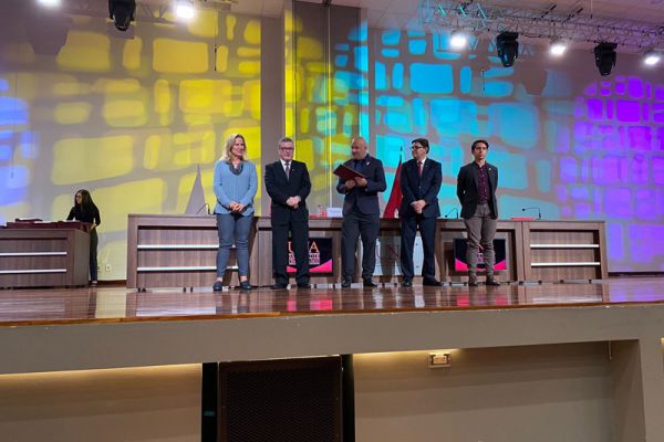 Se muestra a varias autoridades universitarias en la entrega de diplomas de PCVET.