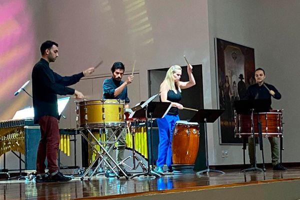 La imagen muestra el II Acto de Graduación de la Facultad de Ciencias de la Salud 2023. Musicos tocando para el público.