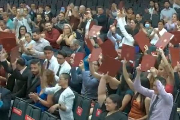 La imagen muestra el II Acto de Graduación de la Facultad de Ciencias de la Salud 2023