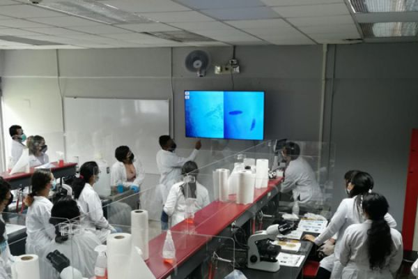 Grupo de estudiantes en un laboratorio
