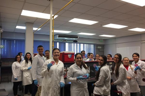 Grupo de estudiantes en el laboratorio de Docencia, Microbiología de Alimentos